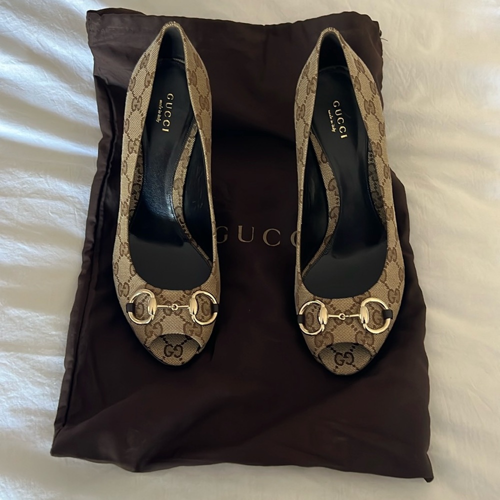 Gucci women’s beige canvas horsebit peep toe pumps size 39.5 …US size 9